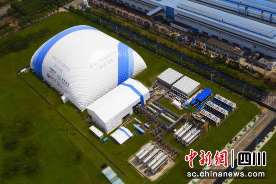 项目像一座蓝白相间的“小山”。尊龙凯时汽轮机 供图
